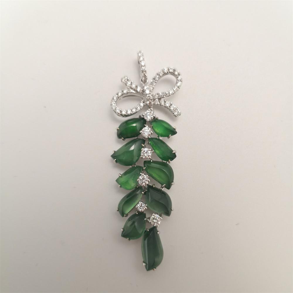 white gold pandent with Jade 10 pieces and cut diamonds