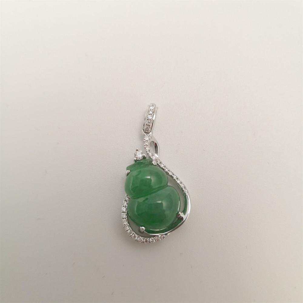 white gold pandent with Jade and cut diamonds    Wulu