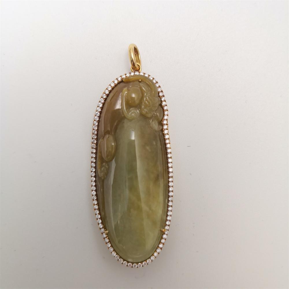 yellow gold pandent with Yellow jade and cut diamonds