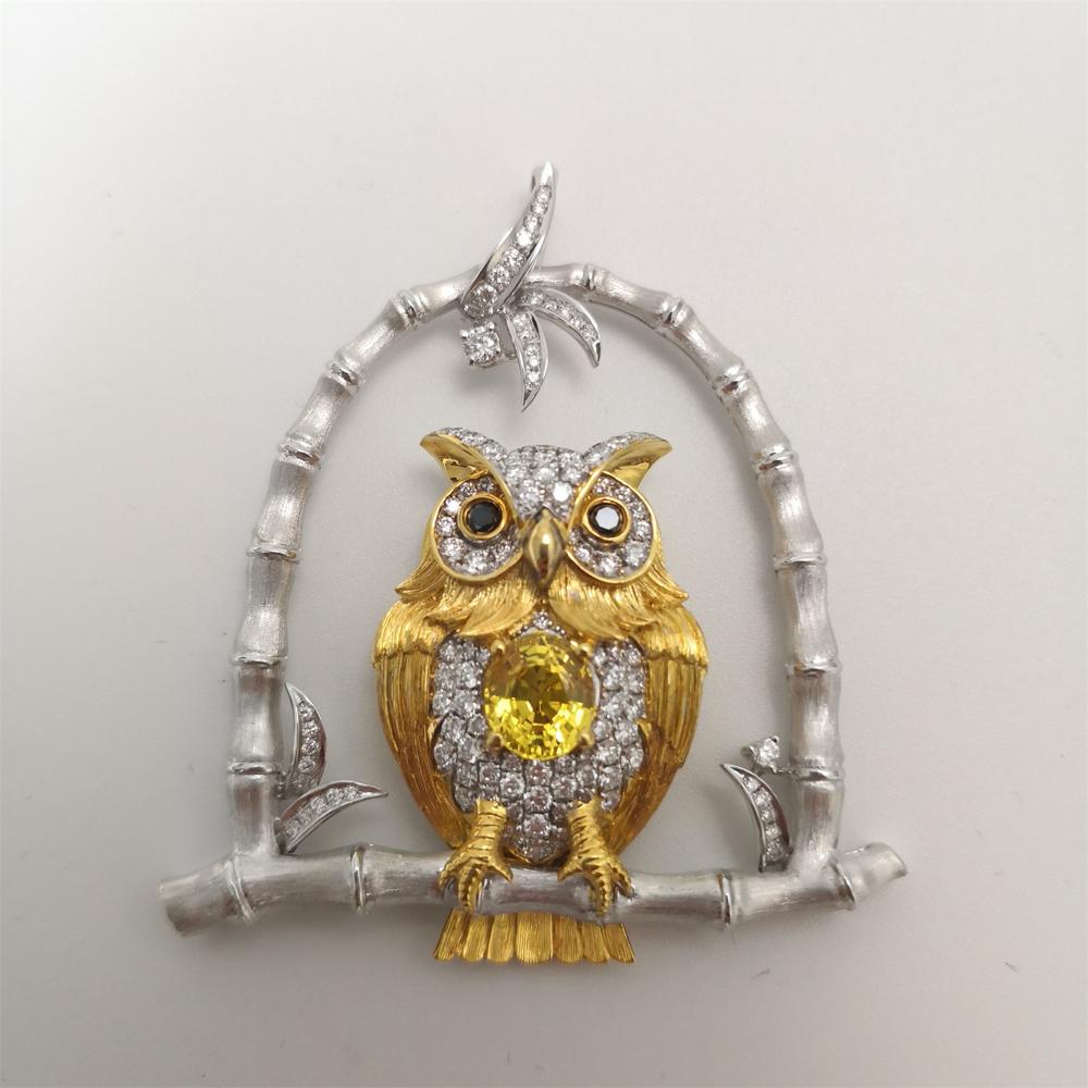 white gold pandent with Yellow gem 1.83 ct and cut diamond 1.42ct Gold 17.49g   Owl
