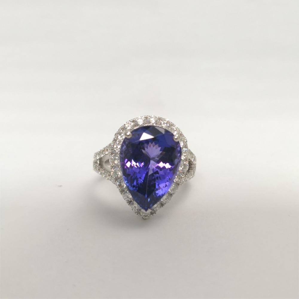white gold Ring with Tanzanite 7.60ct. with cut diamonds