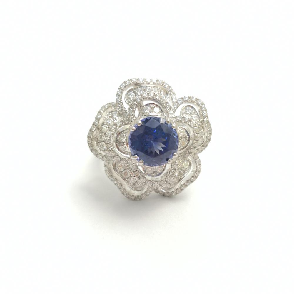 white gold Ring with Tanzanite 4.61ct. with cut diamonds