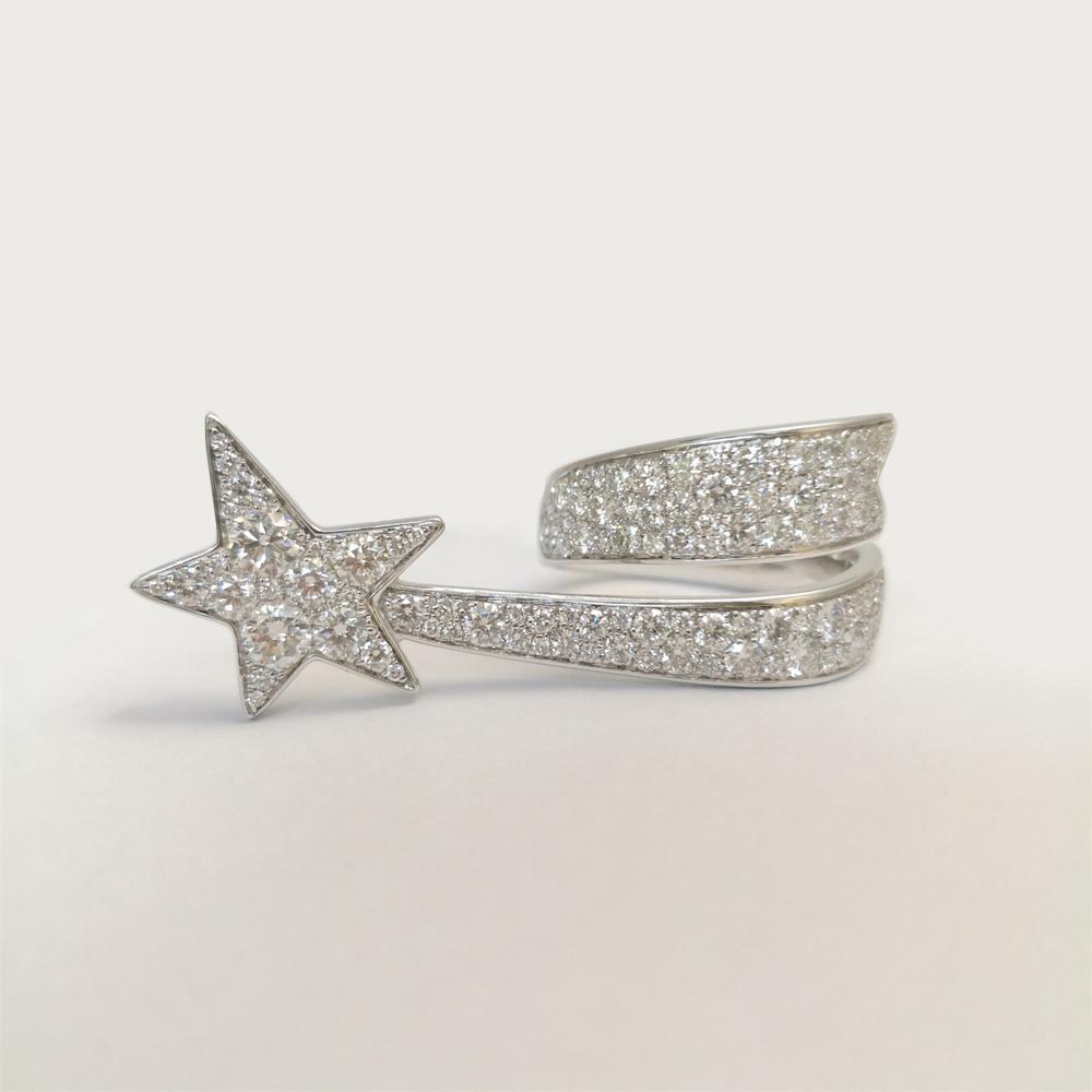 white gold Ring with cut diamonds  star